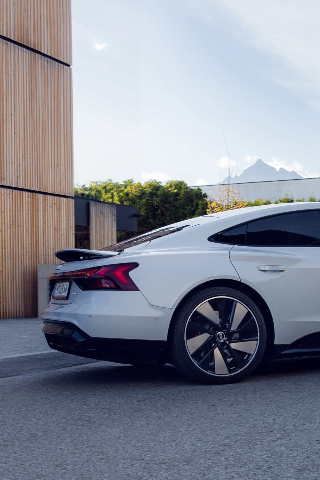 De achterkant van de wegrijdende Audi e-tron GT.