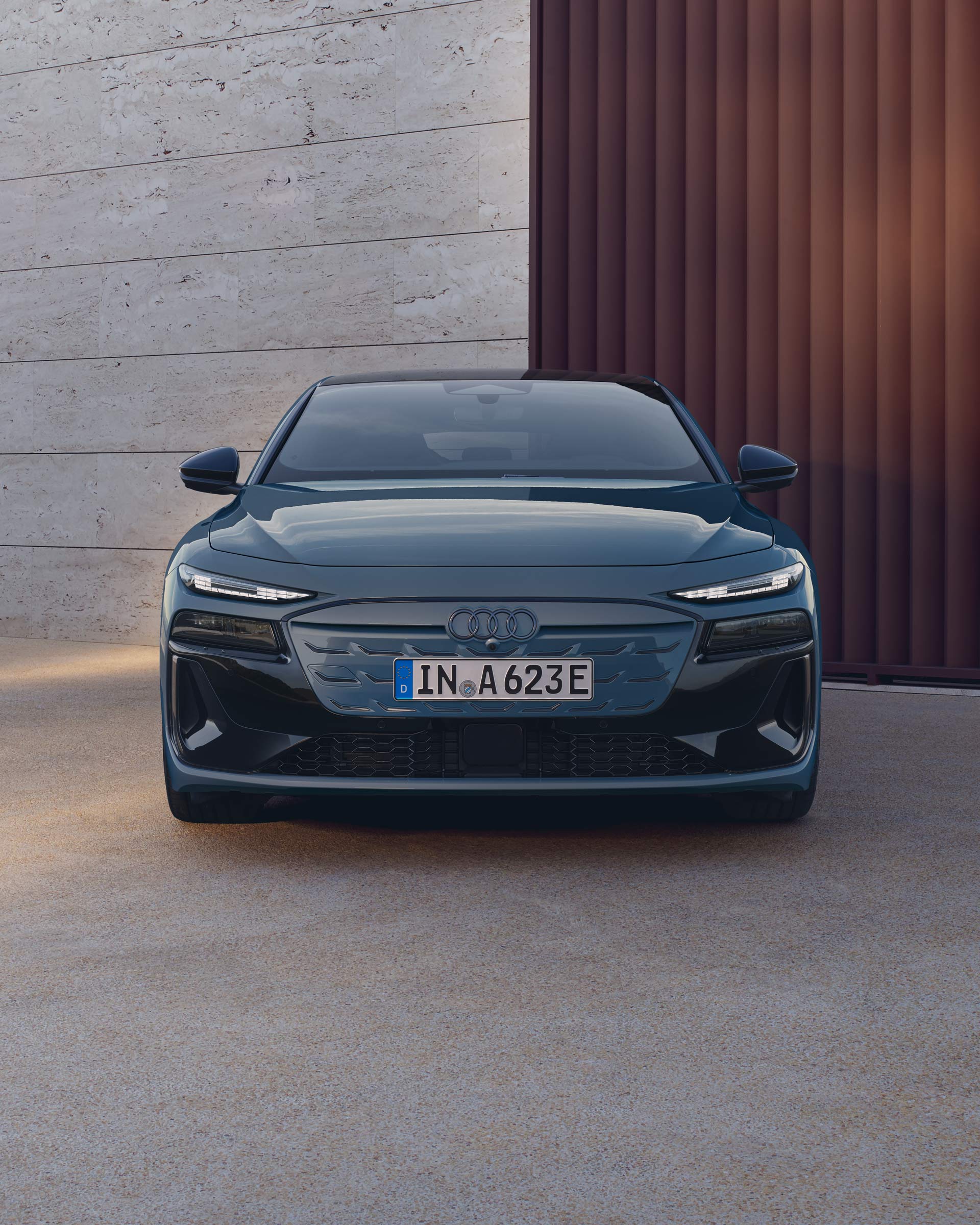 A6 Sportback e-tron står mot en vägg