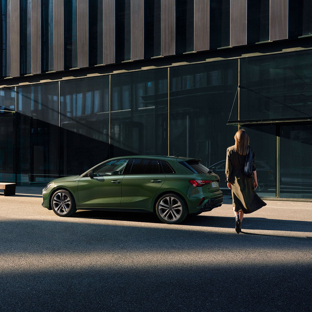 Audi A3 Sportbackと歩く女性