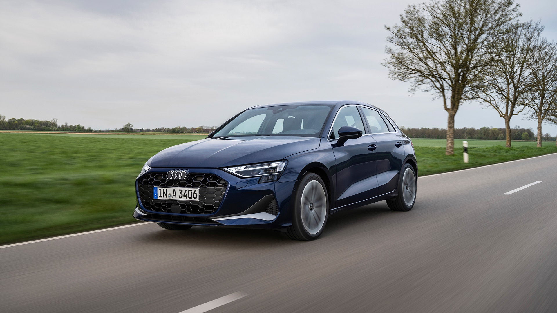 Foto de los trabajos de mantenimiento adicionales en la inspección de un coche híbrido enchufable a los 6 años o 90.000 km. 