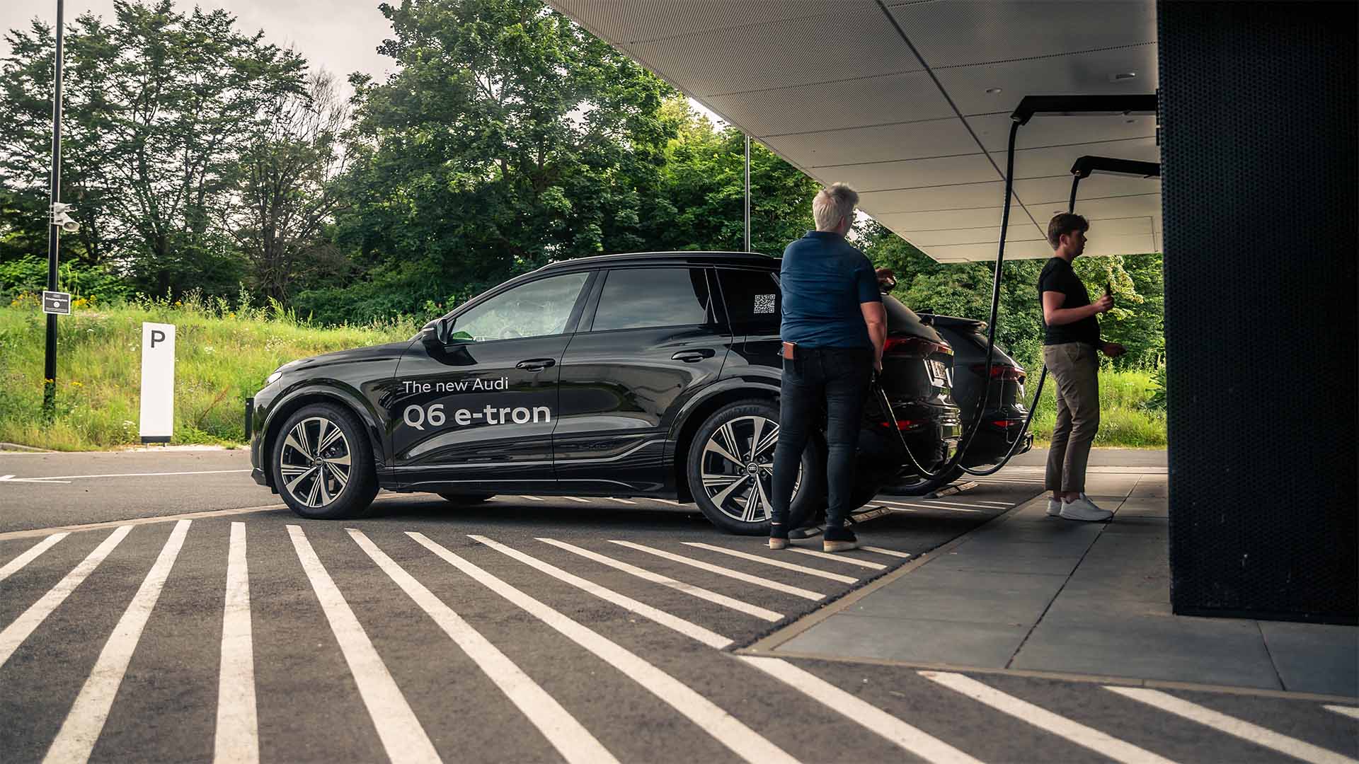 Audi Q6 e-tron på ladestasjon