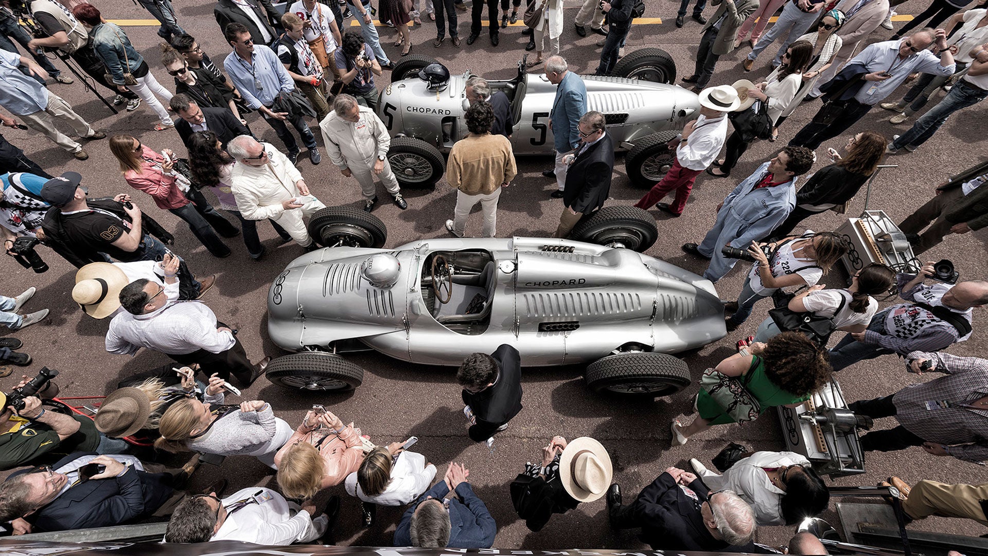 Das Foto zeigt zwei Auto-Union-Rennwagen im Fahrerlager in Monaco.