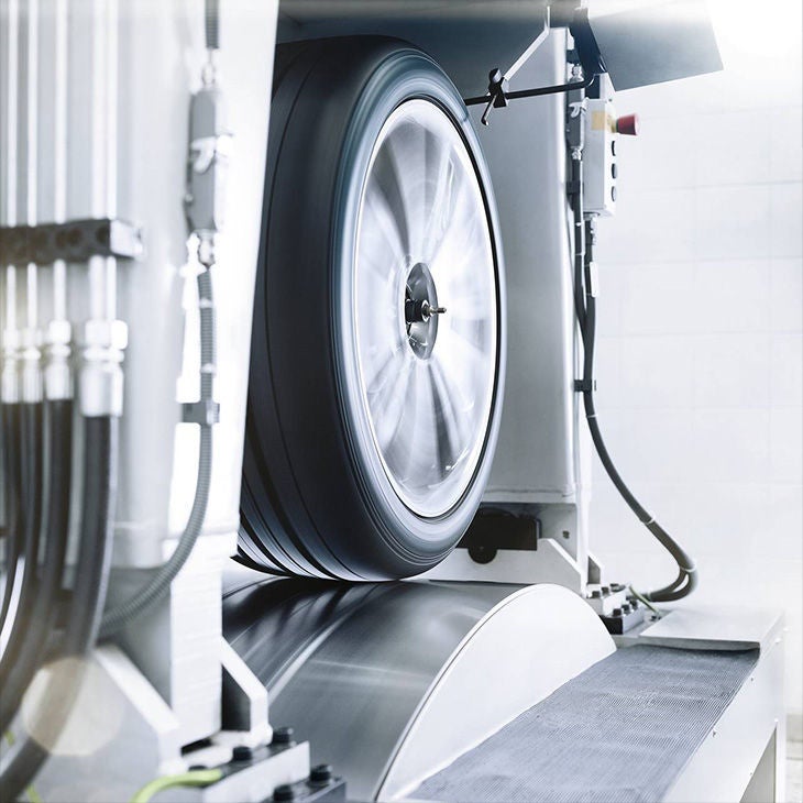 Inquadratura dimostrativa dei controlli di qualità di uno Pneumatico Originale Audi AO.