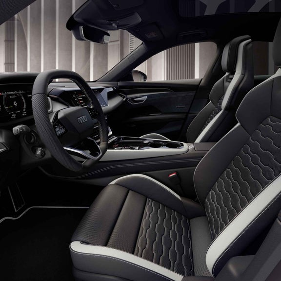 Innenraum eines Audi e-tron GT quattro mit besonderer Audi exclusive Ausstattung.
