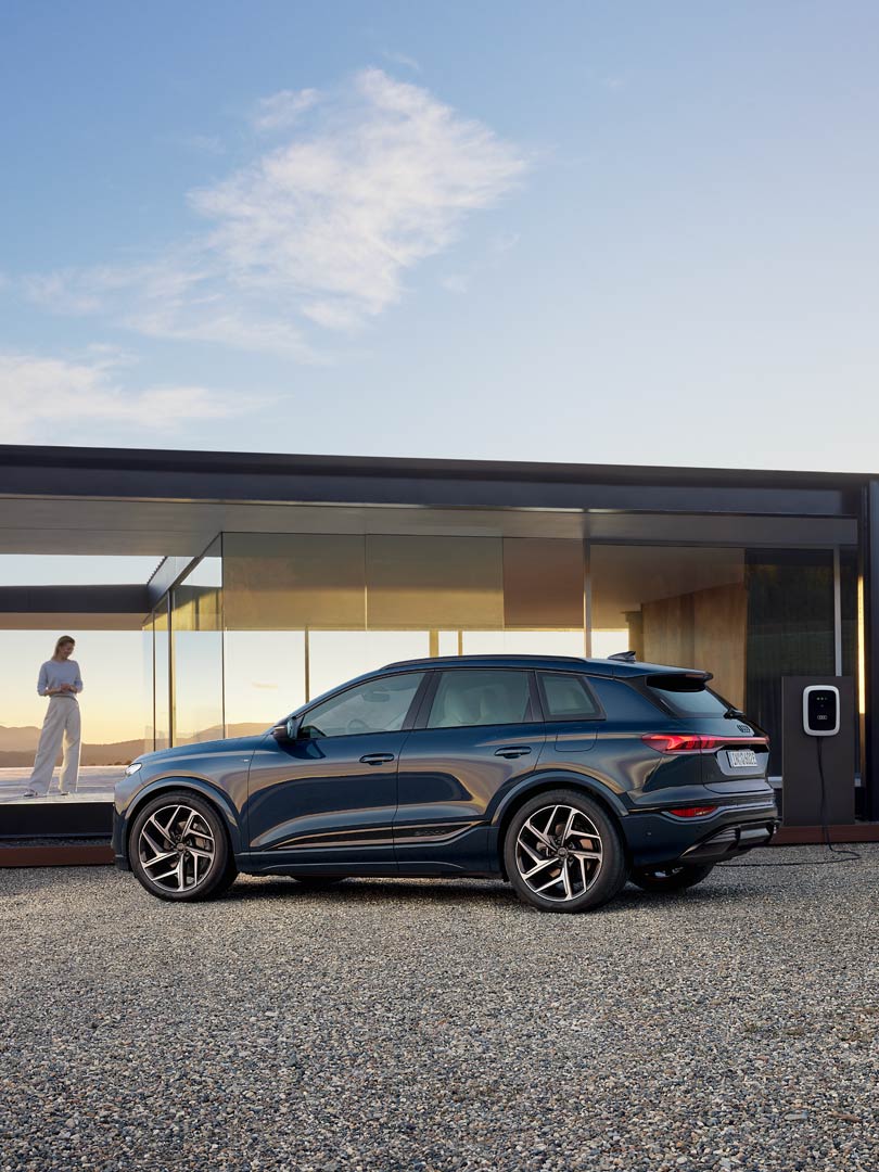 Una vettura Audi in carica presso una wall box