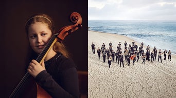 Links Mädchen mit Cello im Porträt, rechts großes Orchester in schwarzer Kleidung am Strand vor Meer und Himmel.