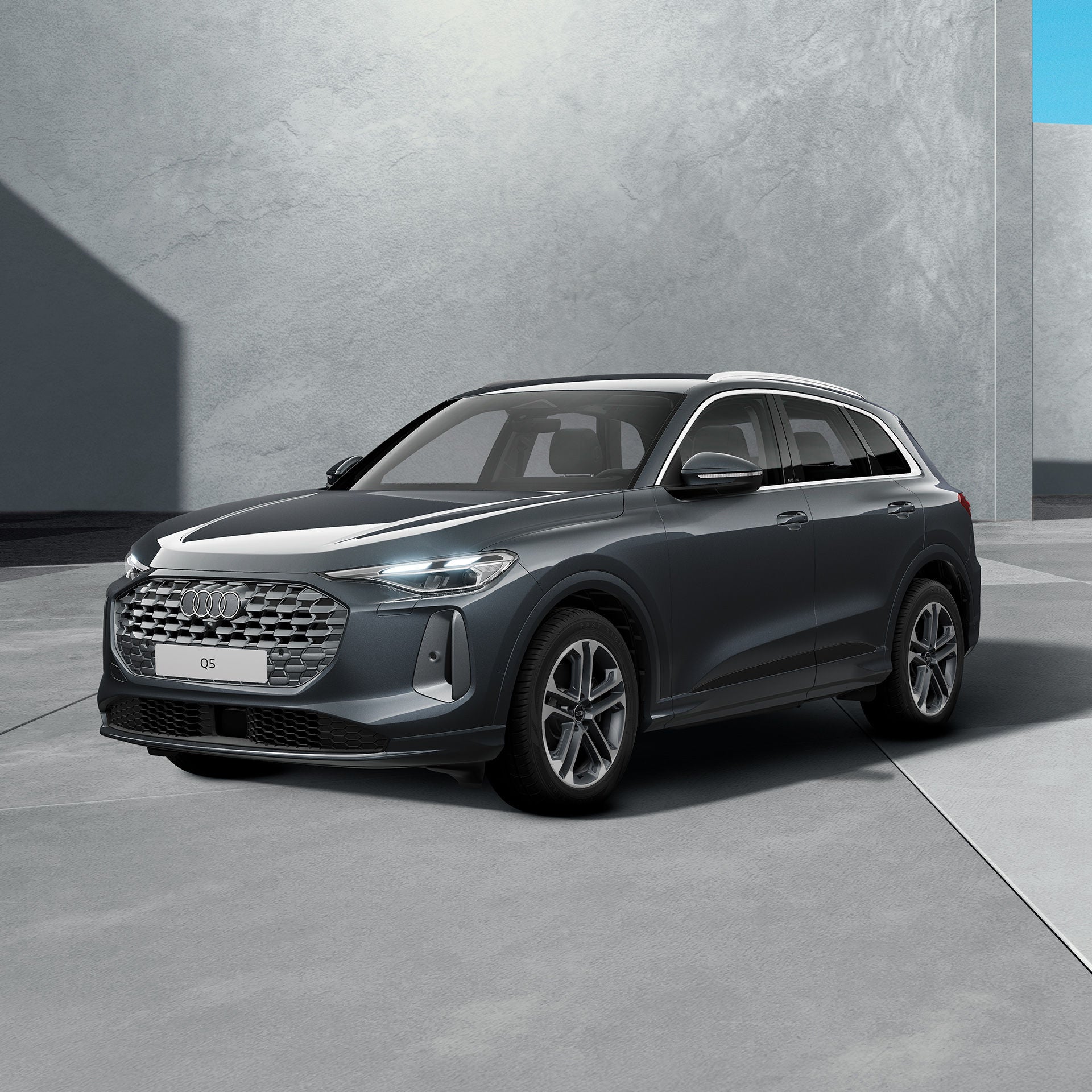 Ein schwarzer, moderner SUV steht in einem grauen Studio. Das Fahrzeug ist schräg von vorne zu sehen und gleichmäßig ausgeleuchtet.