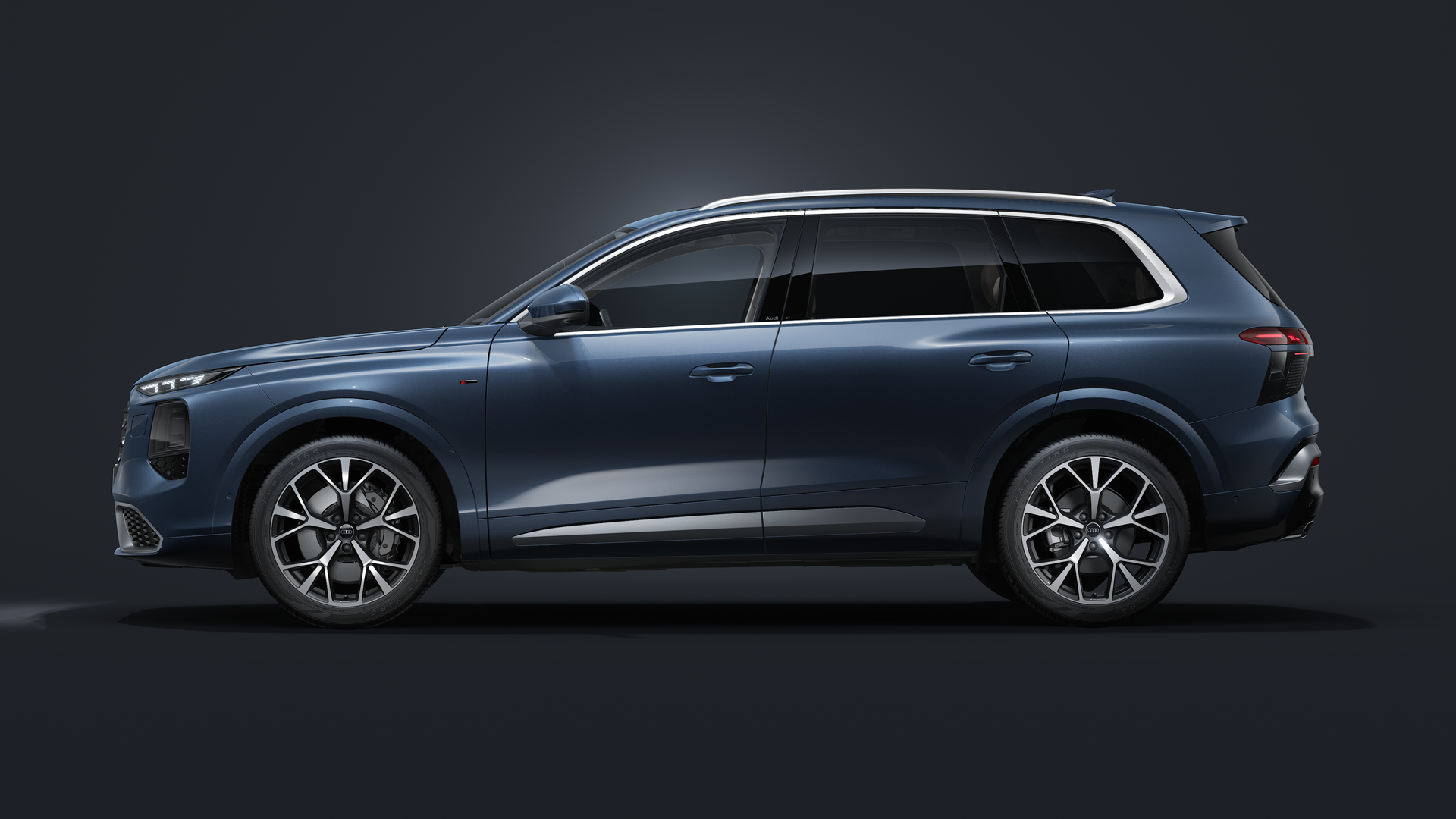 Der Q7 SUV von der Seite auf dunklem Hintergrund.