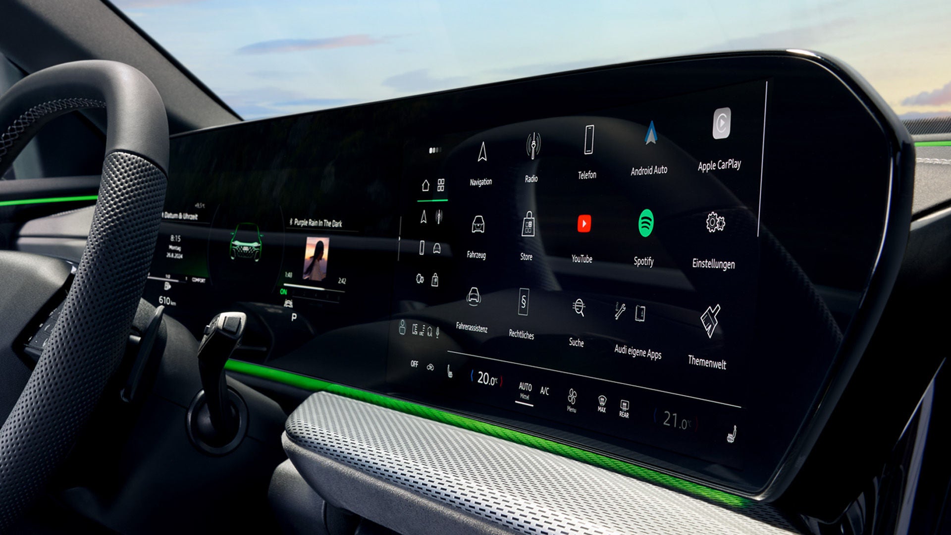 Das Infotainmentsystem des Fahrzeugs zeigt einen Update-Bereich mit drei ausstehenden Updates. In der Installationshistorie sind Anwendungen wie YouTube, Spotify, Yelp und Audible aufgeführt. Das Display zeigt außerdem die Uhrzeit und das Datum sowie eine Kilometerleistung von 610 km an. Aktuell wird der Titel „Purple Rain In The Dark“ abgespielt.