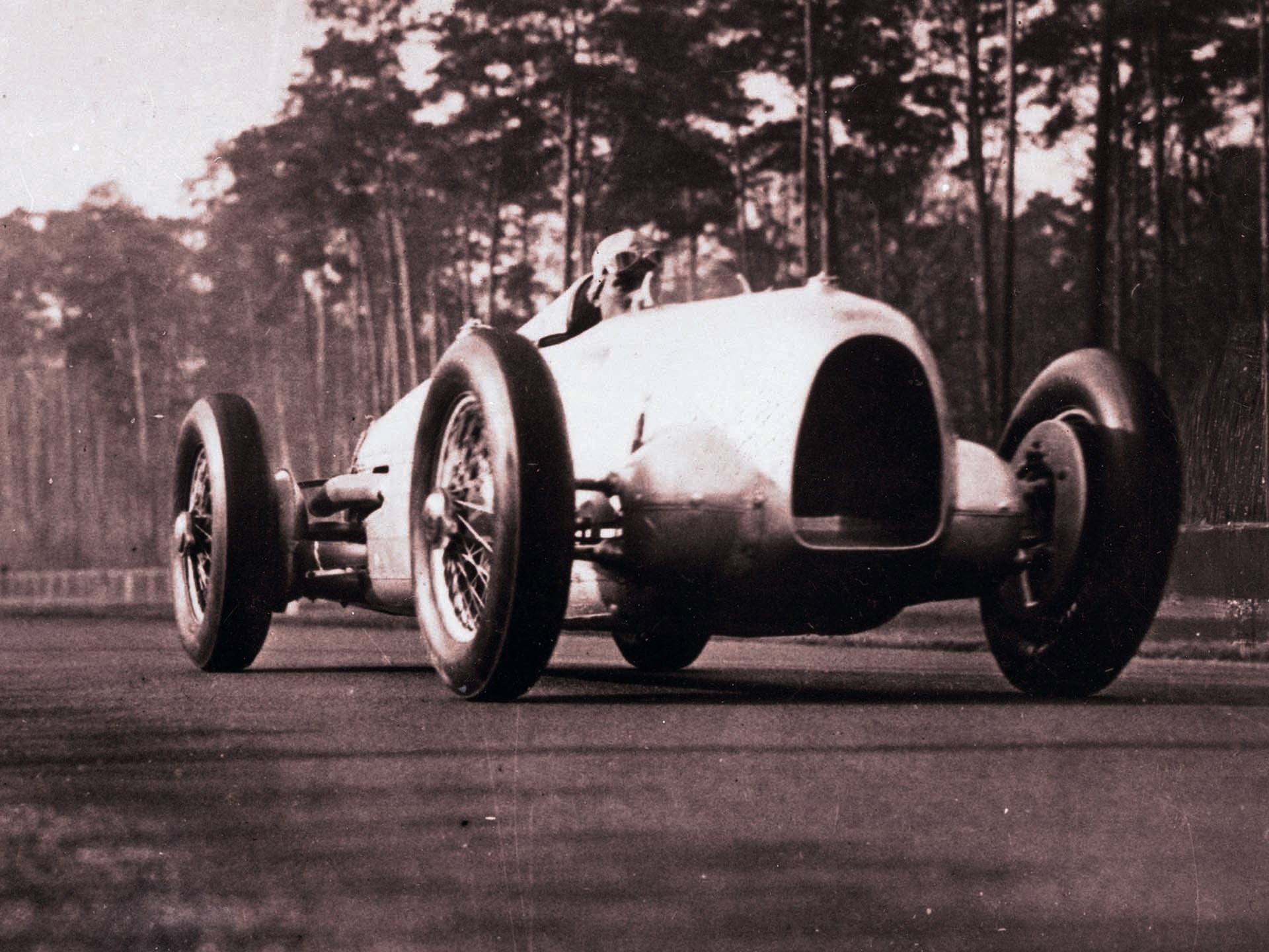 A picture showing an Auto Union Type A race car during record attempts at Avus in 1934.