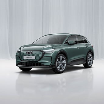 Ein Audi A3 Sportback von schräg vorne fotografiert vor einer modernen Kulisse.