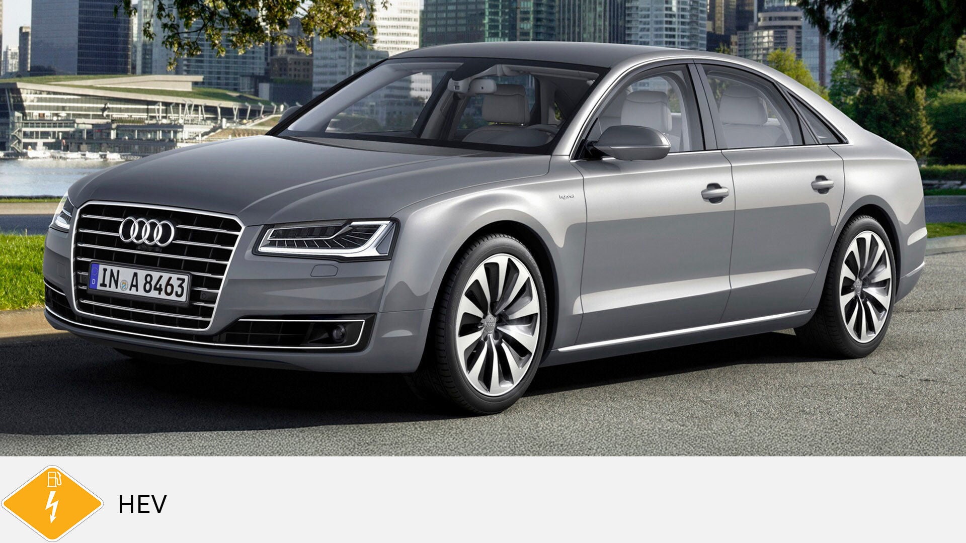 Silberner Audi A8 hybrid steht vor Skyline am Wasser. Unten gelbes PHEV-Symbol mit Zapfsäule und Blitz.