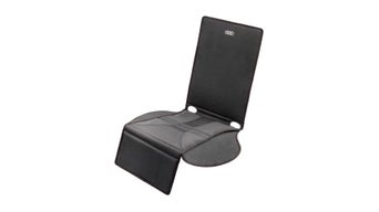 Eine schwarze Kindersitzunterlage auf weißem Hintergrund