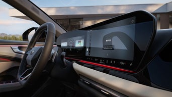 Detailaufnahme des Innenraum-Cockpits eines Audi, von der Beifahrerseite aufgenommen. Das Mittel-Display steht im Fokus.