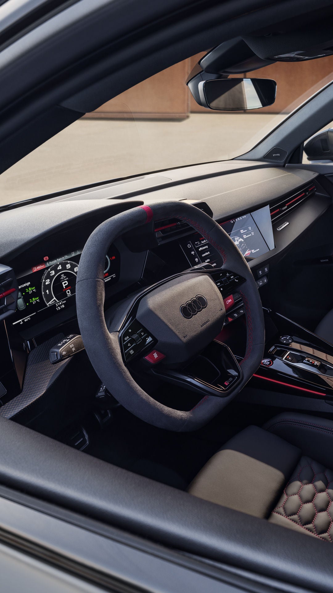 Blick ins Fenster der Fahrerseite auf das Cockpit der RS 3 Limousine.