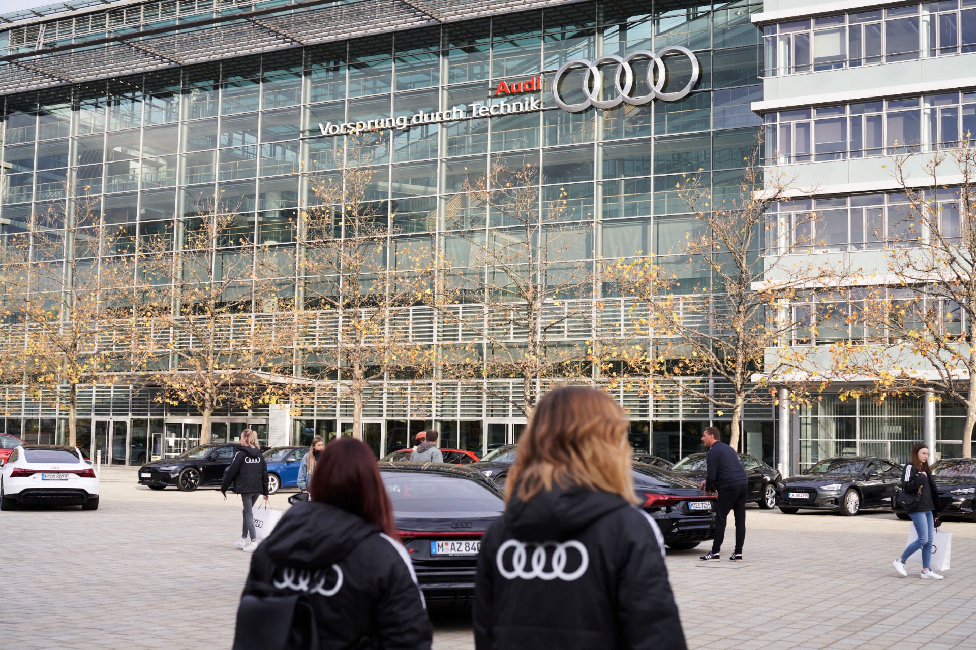 Mitarbeitende und die Spielerfahrzeuge vor dem Audi Stammsitz in Ingolstadt