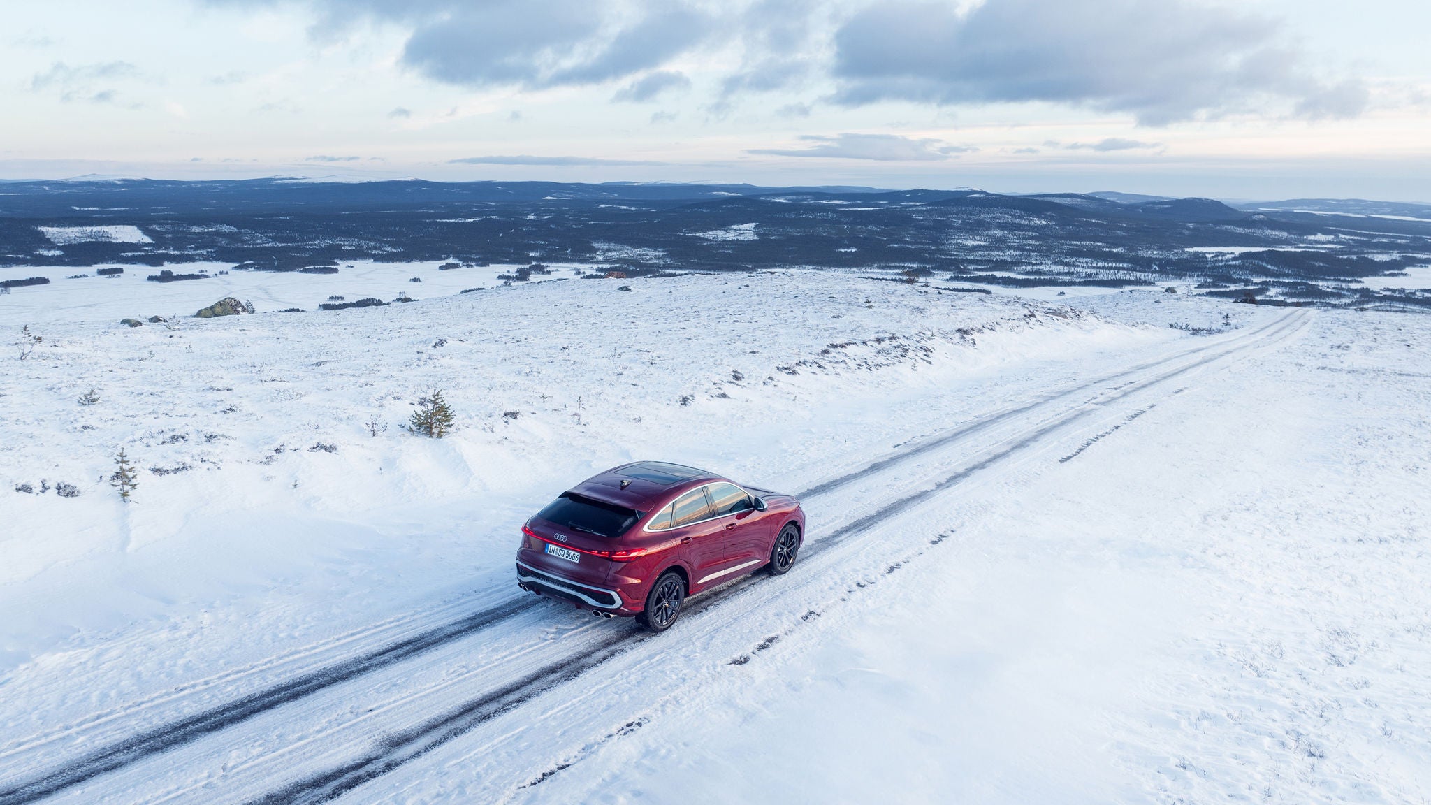Audi SQ5 Sportback kör i ett vinterlandskap
