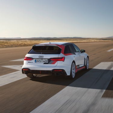 Side and rear view Audi RS 6 Avant GT