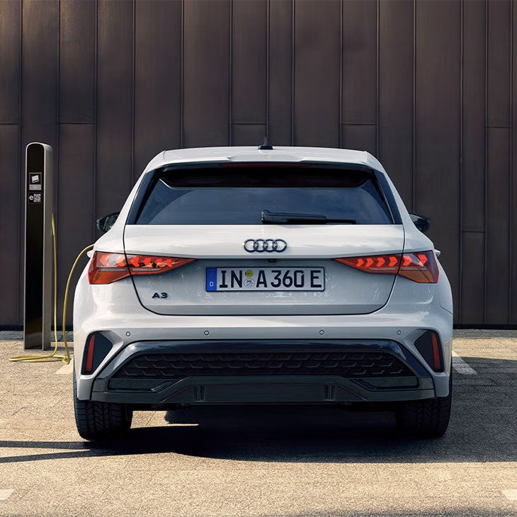 A3 collegata a una colonnina di ricarica elettrica