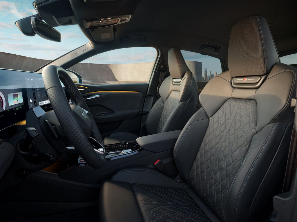 Die vorderen beiden Sitze des SQ6 Sportback e-tron aus der Perspektive des Fahrerfensters.&nbsp;