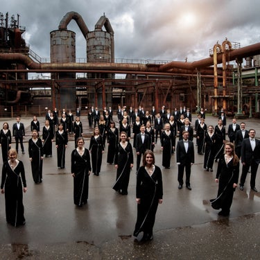 Auftritt der Audi Jugenchorakademie vor industrieller Kulisse.