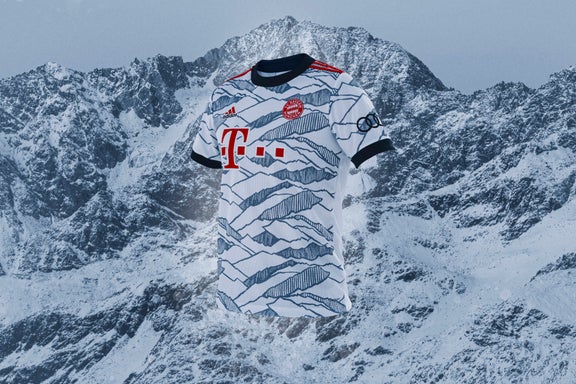 FC Bayern Trikot vor eisiger Berglandschaft
