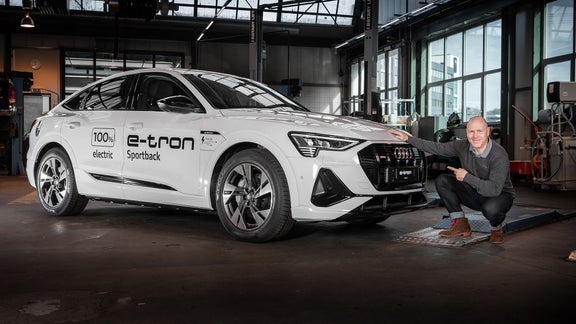 Didier Cuche neben seinem Audi e-tron 