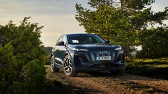 Blauer Audi auf einem Gelände