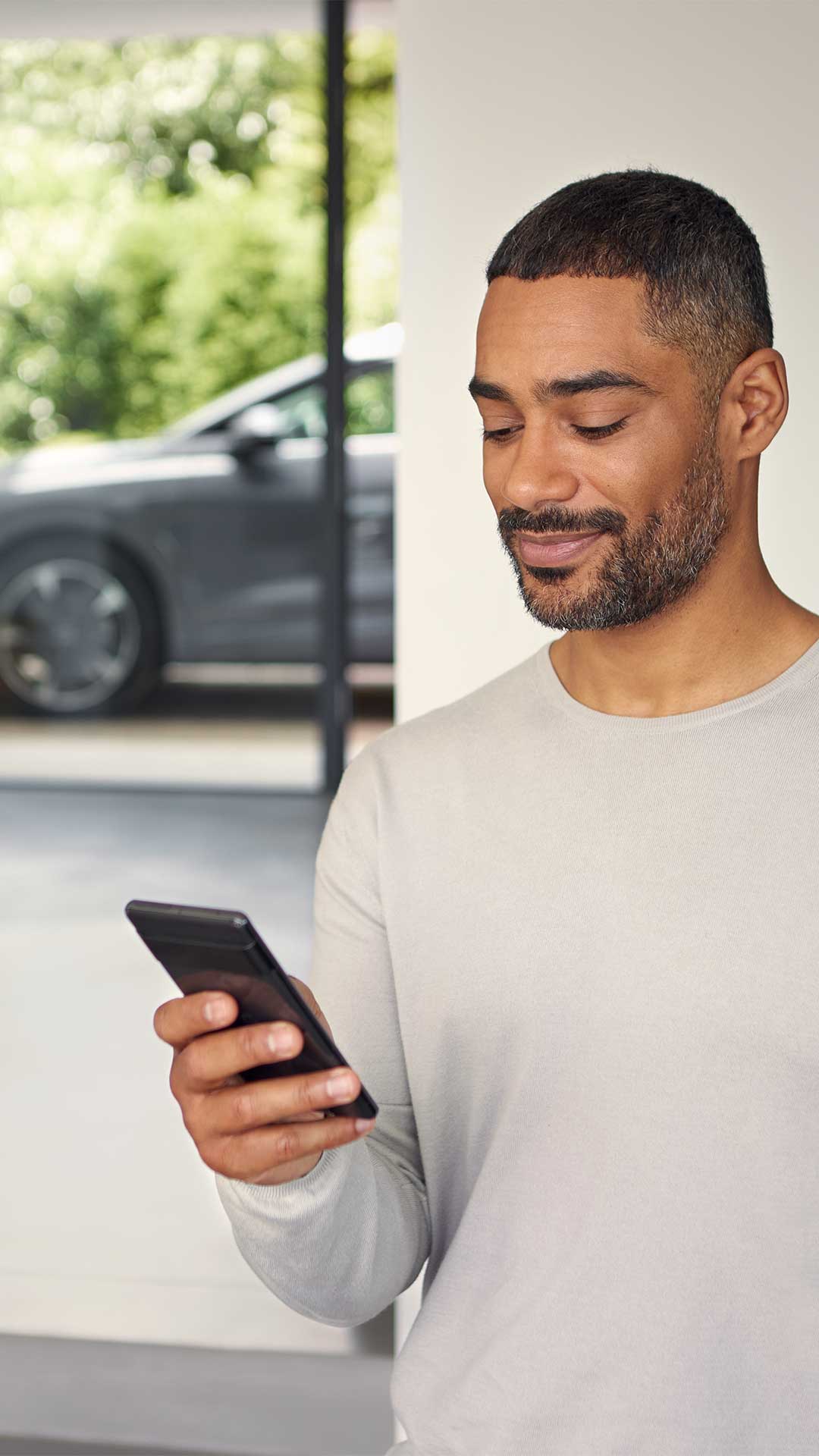 Mann mit Handy im Haus 