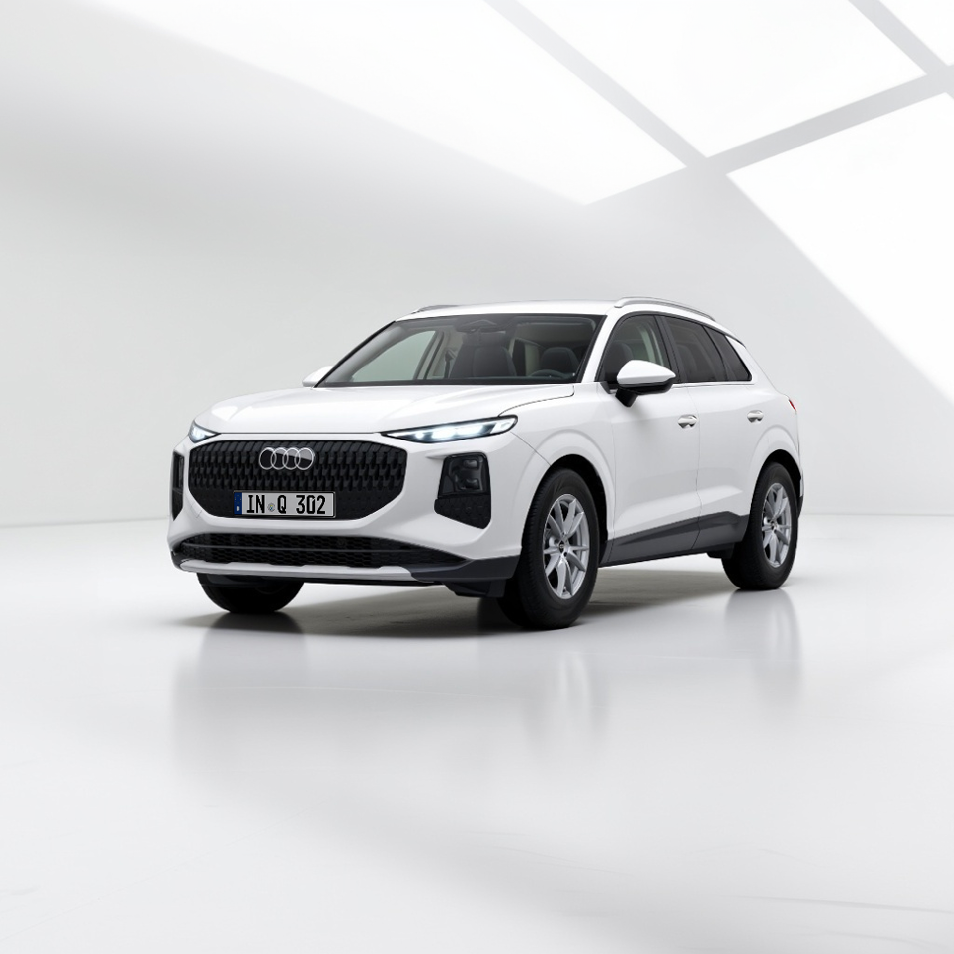 Audi Q3 SUV TFSI 110kW S tronic in Weiß von schräg vorne fotografiert vor einem hellen Hintergrund