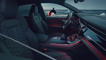 De cockpit van de Audi RS Q8 met rode contourverlichting en ambient light
