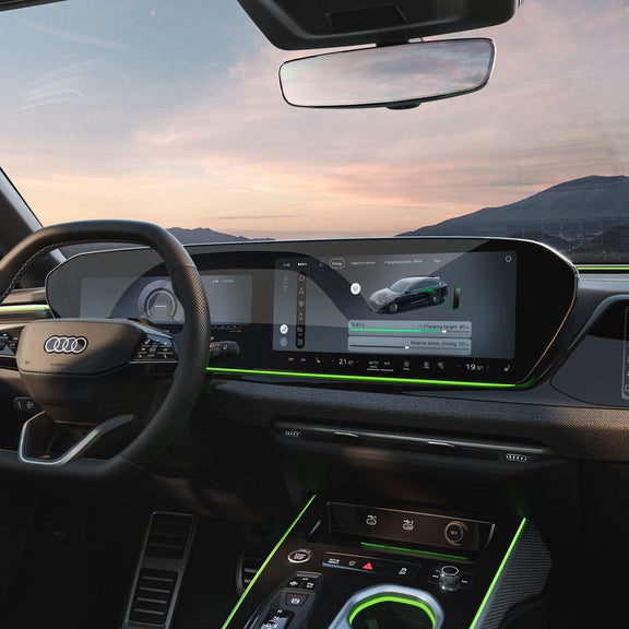 Detailbeeld van de cockpit vanuit passagiersperspectief, met focus op het MMI-display. Het toont het huidige laadniveau en een schuifregelaar om de reserve aan te passen.