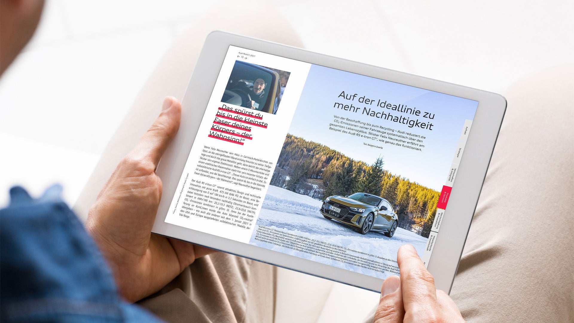 Person hält ein Tablet mit digitalem Magazin, darauf ein Artikel über Nachhaltigkeit bei Audi mit Bild eines Autos im Schnee.