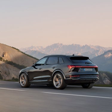 Dynamic side view Audi SQ8 e-tron