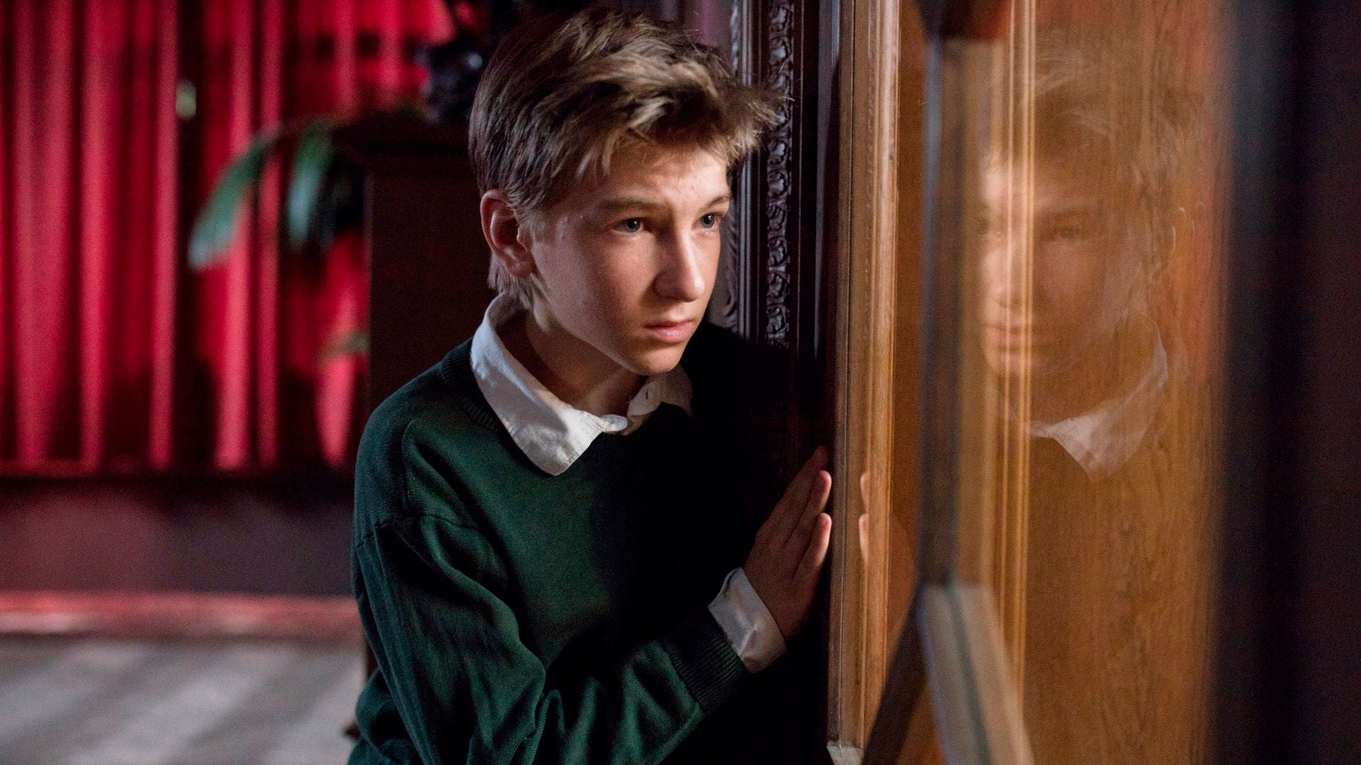 Der zwölfjährige Karlis auf Entdeckungsreise in einem alten Hotel.