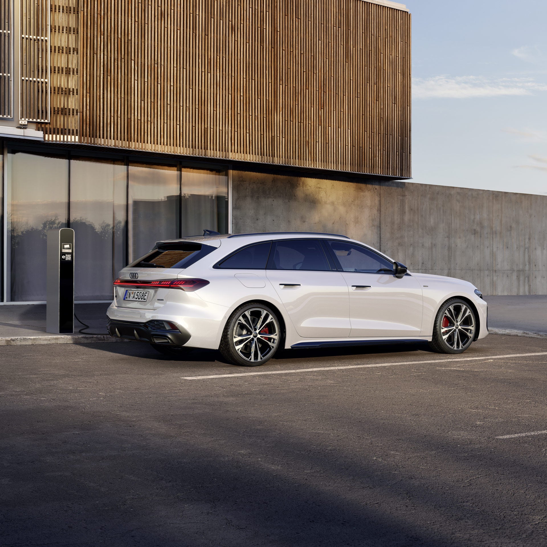 Vit A5 Avant e-hybrid sedd från sidan