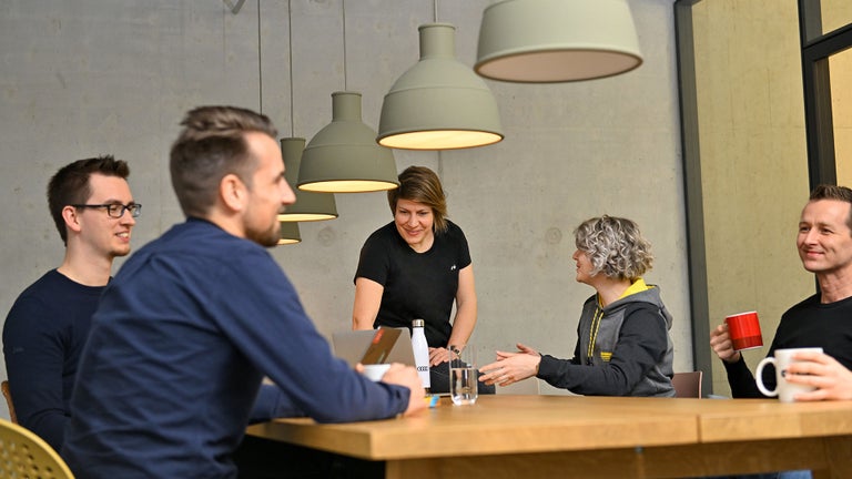 Nadine, Software Engineer SDC, hat ein Meeting mit Kollegen