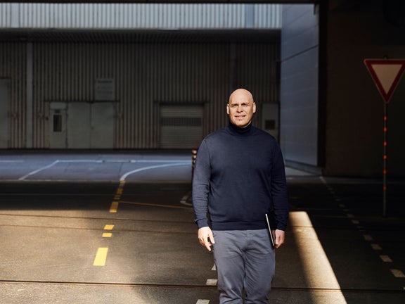 Sebastian schaut in die Kamera und wird von einem Scheinwerfer beleuchtet