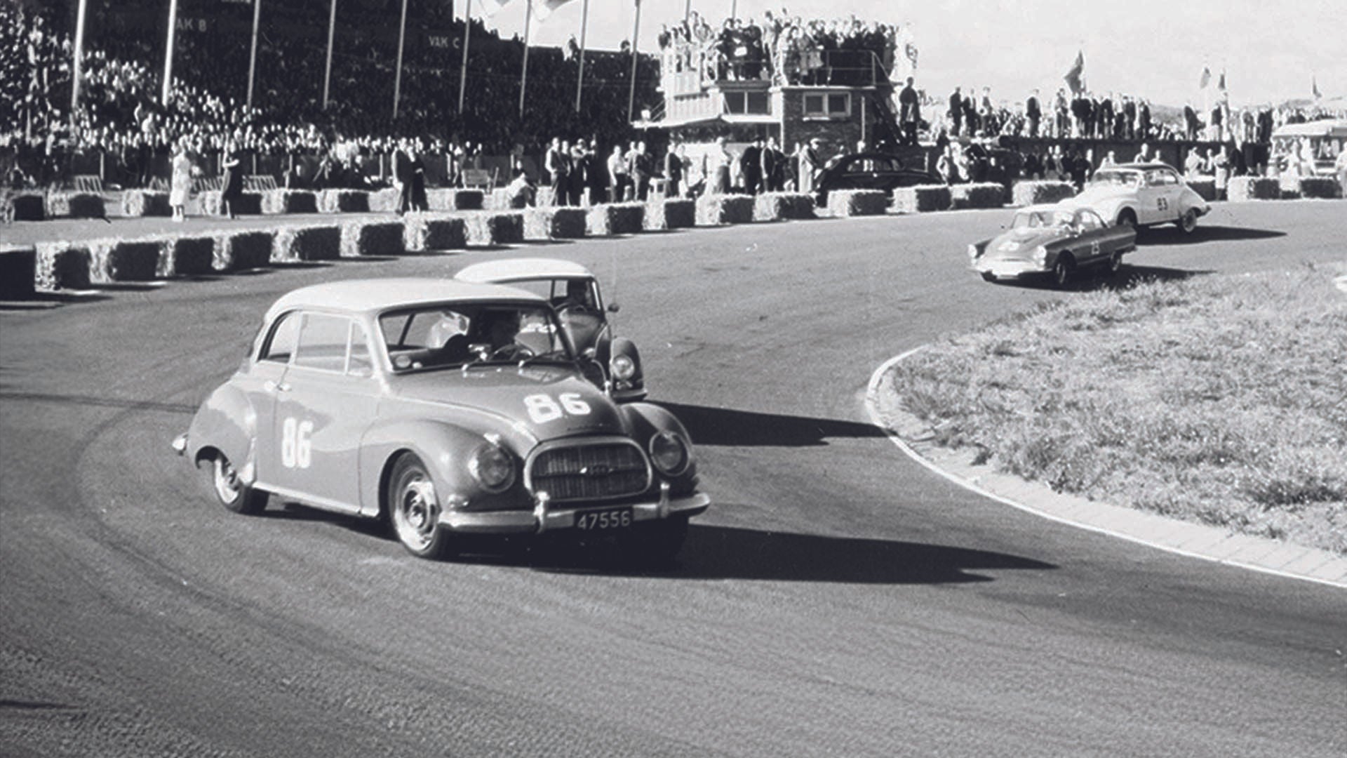 Das Foto zeigt einen DKW-Rennwagen auf der Strecke.