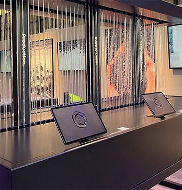 Ausgestellte Bildschirme beim Greentech Festival 2023