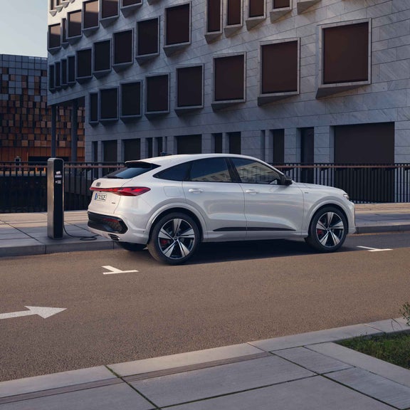 Audi Q5 Sportback e-hybrid vista laterale durante la ricarica
