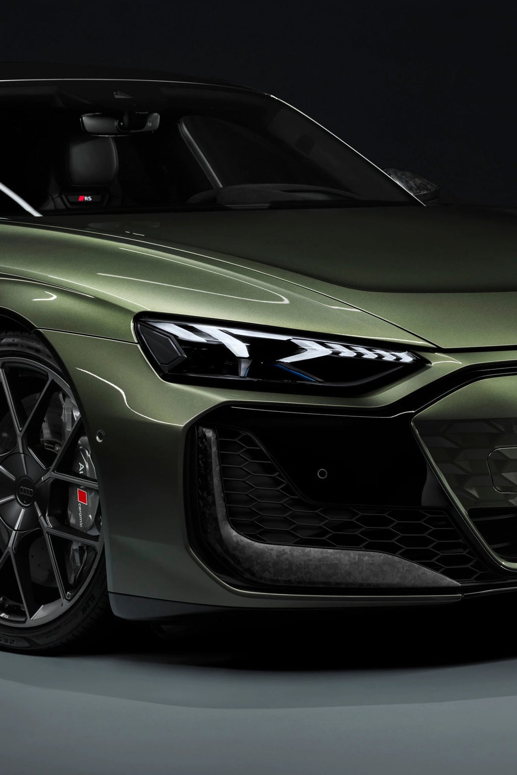 Les lames nouvellement développées à l'avant dirigent l'air dans et autour du véhicule. Sur la Nouvelle Audi RS e-tron GT performance, elles sont en carbone camouflé. La couleur extérieure présentée ici n'est actuellement ni configurable ni disponible à la commande.