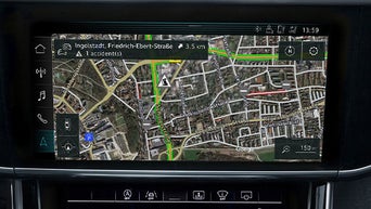 Navigationskarte mit Verkehrsinformationen wird auf einem Infotainmentdisplay im Audi angezeigt.