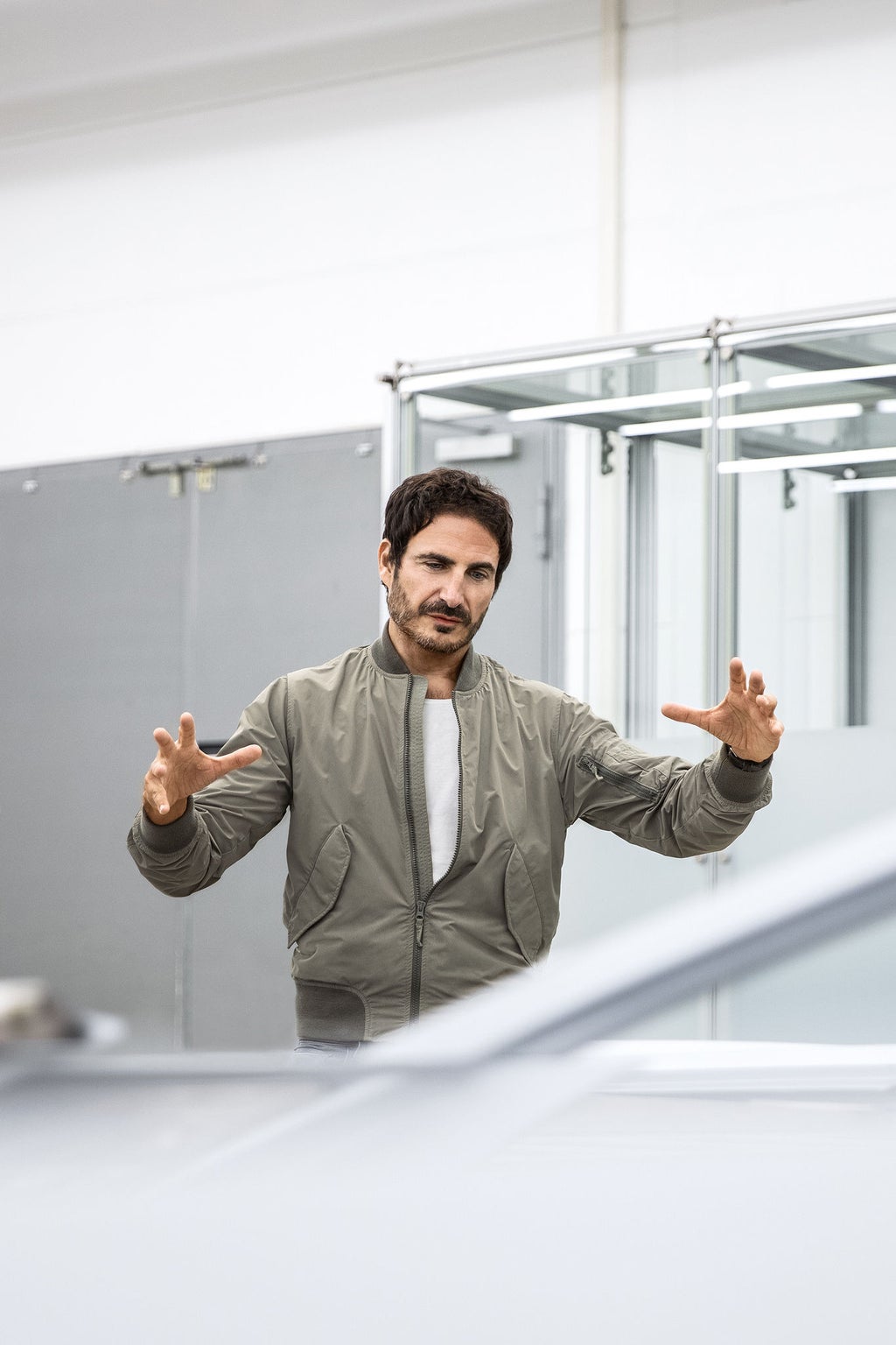 Gael Buzyn gesticule.