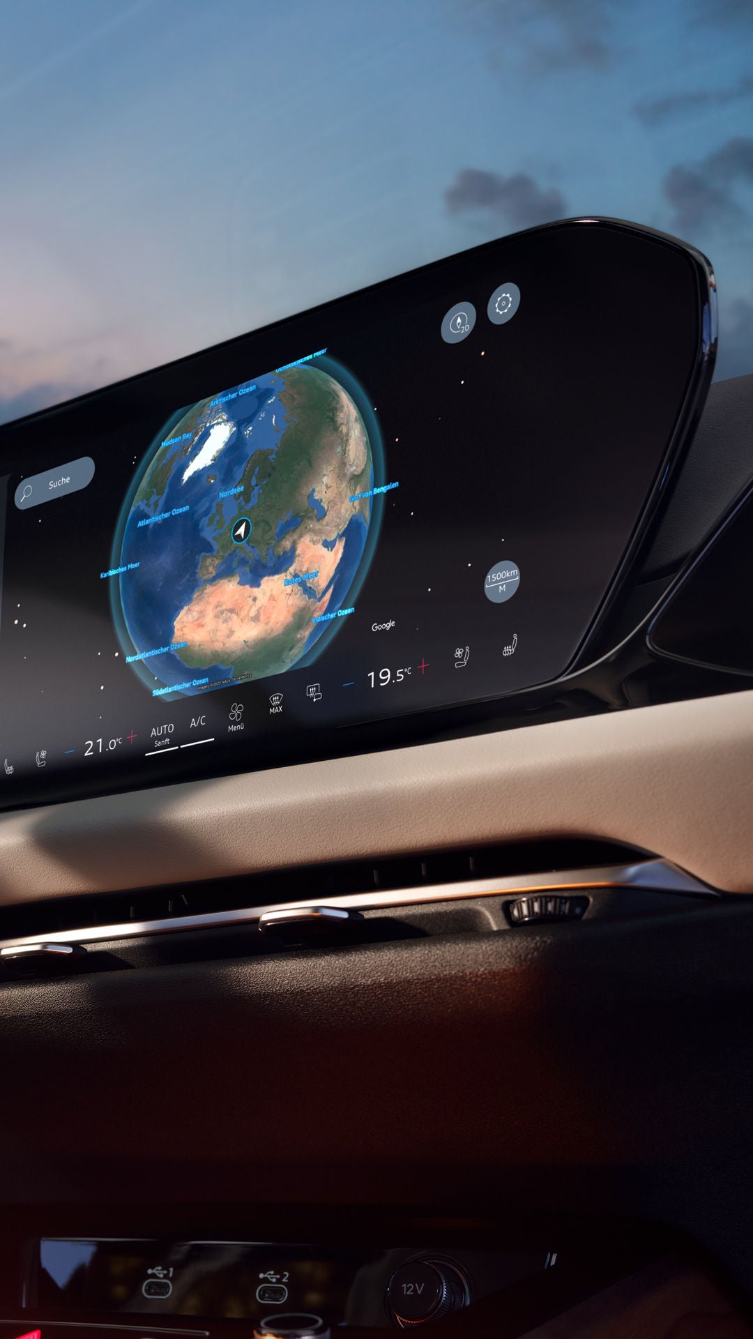 Digitales Audi-Cockpit bei Sonnenuntergang mit Navigationskarte, Musikplayer und Klimaanzeige auf einem großen Panorama-Display.