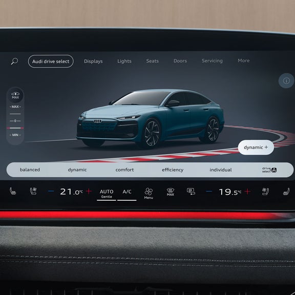 Close-up van het MMI-touchdisplay in het cockpit van de Audi S6 Sportback e-tron. Het scherm toont de selectie van Audi drive select-modi.