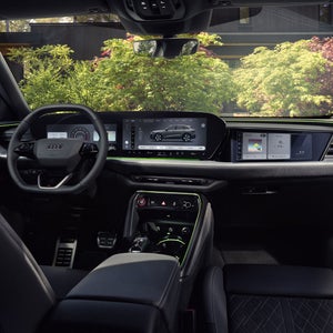Blick von der Rückbank in das Cockpit des Q5 SUV. Im Fokus steht das Panoramadisplay mit dem Audi Virtual Cockpit und dem MMI Display.