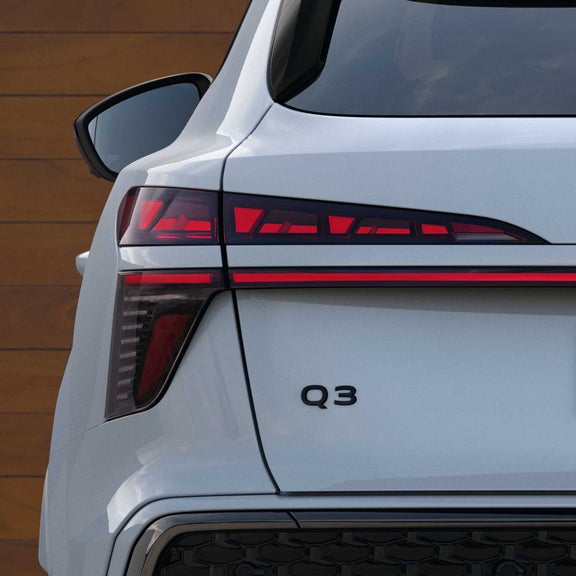 Primo piano delle luci posteriori OLED dell’Audi Q3 Sportback e-hybrid.