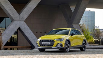 Audi A3 allstreet gialla parcheggiata davanti a un edificio