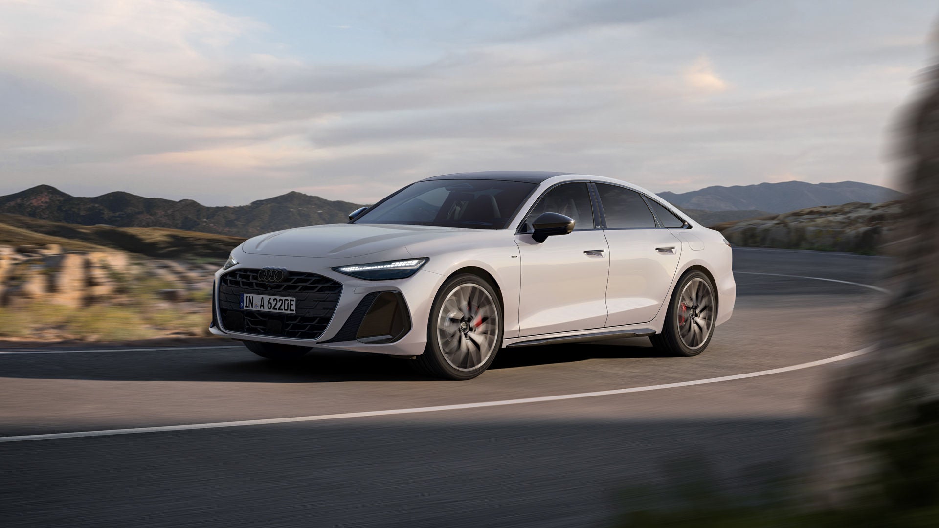 A6 Limousine e-hybrid op een bergachtige weg